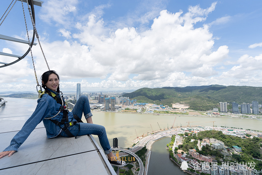 澳门旅游必去景点,澳门塔还提供惊险刺激的蹦极跳和空中漫步等极限运动项目